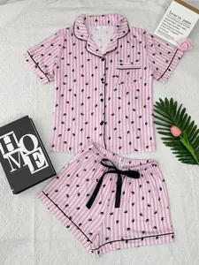 Vue détaillée d'un ensemble de pyjama à rayures roses pour femmes avec couronnes noires