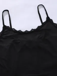 Gedetailleerde close-up van zwart plus size hemdje met delicate bloemen kant aan de hals