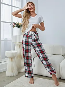Detailansicht des Loungewear-Sets für Damen mit weißem T-Shirt und karierter Pyjamahose