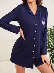 Détail de l'imprimé cœur rose sur la poche de cette chemise de nuit bleue à manches longues