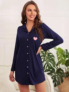 Chemise de nuit à manches longues bleu marine avec cœur rose et boutons pour femme