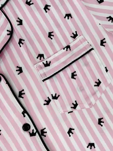 Gros plan détaillé d'un pyjama à rayures roses avec motif couronne et liseré noir