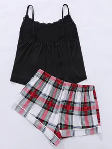 Detailweergave van pyjama-set voor dames in grote maten met zwarte top en ruitjes-short