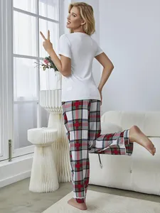 Rückansicht eines zweiteiligen Damen-Schlafanzugs mit karierter Hose