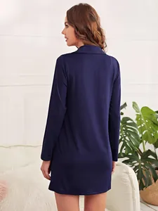 Vue arrière d'une chemise de nuit confortable à manches longues bleu marine pour femme
