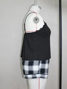 Zijaanzicht van plus size zwarte kanten hemdje en ruitjes shorts op een mannequin