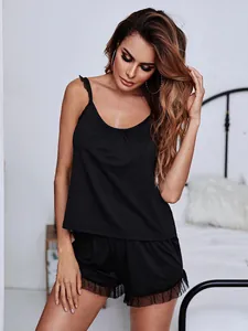 Détail de l'ensemble de pyjama noir pour femmes avec bordure en dentelle et tulle