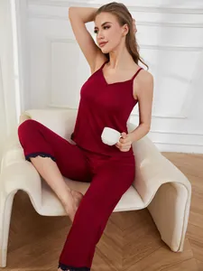 Pigiama due pezzi bordeaux con canotta rifinita in pizzo e pantaloni coordinati