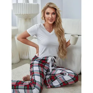 Bequemes zweiteiliges Damen-Pyjama-Set mit weißem V-Ausschnitt Shirt und Karohose