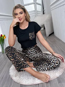 Pijama de dos piezas con estampado de leopardo, top corto negro y bolsillo