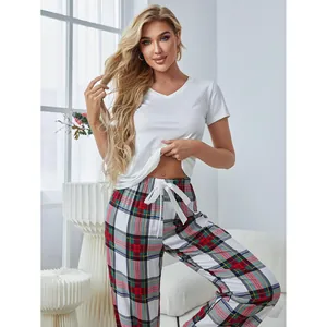 Damen Schlafanzug-Set mit karierter Hose und weißem Kurzarm-Oberteil gemütlich