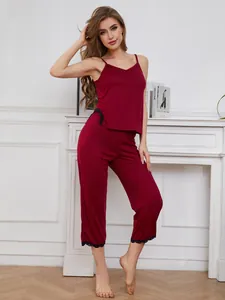 Vista intera del set pigiama bordeaux con bordo in pizzo su canotta e pantaloni capri