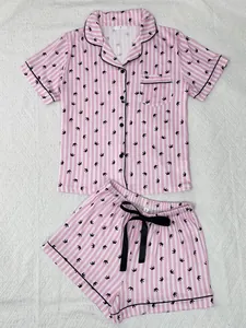 Vue détaillée d'un pyjama deux pièces rayé rose et blanc avec imprimés petites couronnes