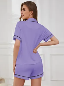 Rückansicht eines violetten zweiteiligen Schlafanzugs mit schwarzen Paspeln für Damen