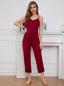 Elegante set pigiama due pezzi bordeaux con rifiniture in pizzo su top e pantaloni