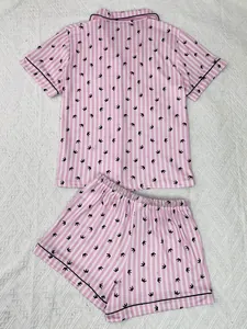 Gros plan sur le pyjama à rayures roses avec motif couronne et liseré noir élégant