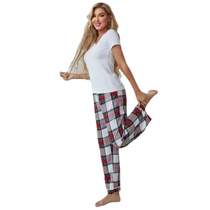 Zweiteiliges Damen Schlafanzug-Set mit weißem Kurzarm-T-Shirt und klassischer Karohose