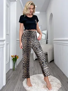 Conjunto de ropa de estar con estampado de leopardo para mujer con top corto negro