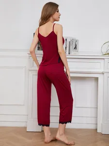 Vista posteriore di un elegante set pigiama bordeaux con bordo in pizzo fine.