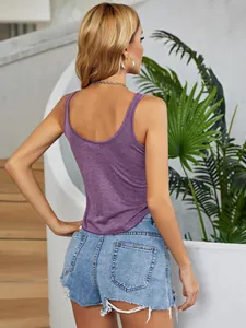 Achteraanzicht van een paarse mouwloze tanktop voor dames in een zomerse buitenomgeving