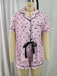 Vue de face de l'ensemble de pyjama rose rayé à manches courtes avec imprimés de couronnes noires