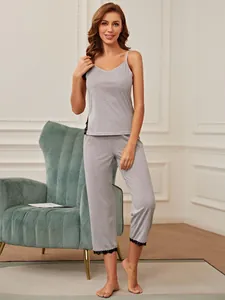 Pigiama da donna grigio composto da canotta con pizzo e pantaloni a pinocchietto