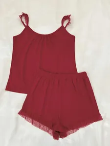 Détail de l'ensemble de pyjama bordeaux deux pièces avec bordures en dentelle maille