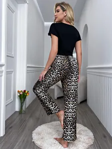 Elegante vista trasera de pijama de mujer con top corto negro y pantalón de leopardo