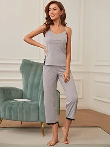 Elegante set pigiama grigio due pezzi con canotta e pantaloni con pizzo nero raffinato