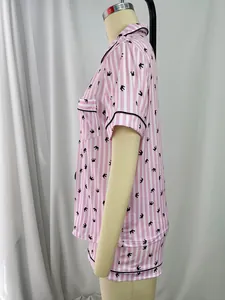 Vue latérale détaillée d'un ensemble de pyjama rayé rose et blanc pour femmes