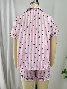 Vue arrière d'un ensemble pyjama à rayures roses avec motif couronne