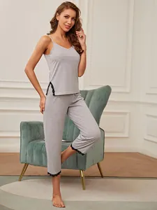 Set da notte grigio in due pezzi per donna con canotta e dettagli in pizzo