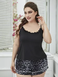 Grote maten pyjamaset voor dames met zwart kanten hemdje en korte broek met luipaardprint