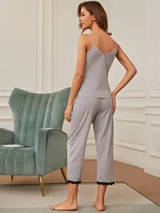 Vista posteriore di pigiama grigio con eleganti bordi in pizzo nero sui pantaloni