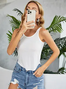 Detailweergave van een witte mouwloze zomertop voor dames gestyled met spijkershorts