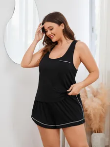 Schwarzes zweiteiliges Pyjama-Set in Übergröße mit Tanktop, Shorts und weißen Paspeln.