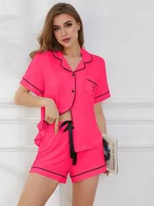 Detailansicht Damen Pyjama-Set in Pink mit schwarzen Paspeln und Herz-Taschendetail