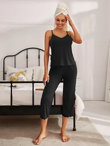Elegante pigiama nero in due pezzi con bordo in pizzo e pantaloni capri da donna