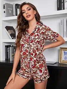 Pigiami estivi da donna con vivaci fantasie floreali e classico stile abbottonato