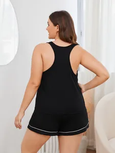Rückenansicht des schwarzen Pyjama-Sets in Übergröße mit Racerback-Top und Shorts