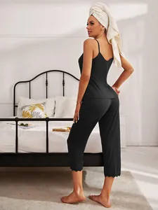 Comodo set pigiama nero a due pezzi con bordo in pizzo e top a canotta da donna