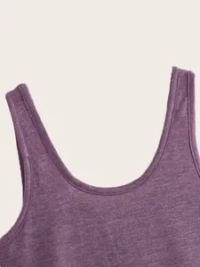Gedetailleerd beeld van de ronde hals en stiksels op een paarse zomerse tanktop