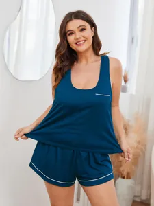 Detailansicht des dunkelblauen Damen-Schlafanzugsets in Übergröße mit Tanktop und Shorts