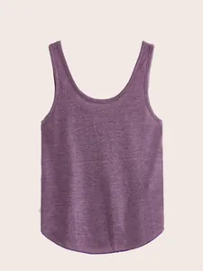 Gedetailleerd beeld van een paarse mouwloze zomertanktop voor dames met zachte textuur.