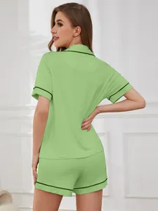 Rückenansicht des grünen Damen-Pyjama-Sets mit kurzen Ärmeln und Kontrastpaspeln