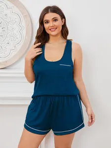 Detailansicht des zweiteiligen Schlafanzug-Sets für Damen in Blau mit weißen Paspeln