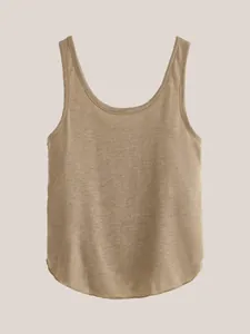 Close-up van een mouwloze damestanktop in de kleur camel met een zachte jersey textuur