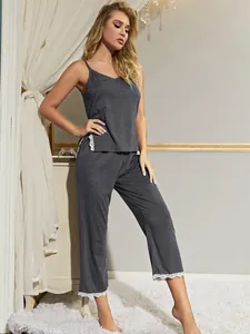 Elegante pigiama due pezzi da donna con canotta, pantaloni e finiture in pizzo