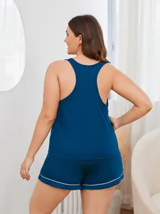 Rückansicht eines blauen Schlafanzugs in Übergröße mit Racerback-Top und Shorts