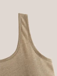 Gedetailleerd macro-overzicht van de schouderband en halslijn op de kaki tanktop